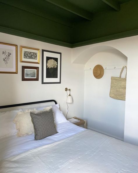 Dark Green Ceiling White Walls, Green Room And Ceiling, Dark Green Bedroom Ceiling, Ceiling Paint Bedroom, White Wall Green Ceiling, Painted Ceiling Bedroom Ideas, Painted Green Ceiling, Dark Green Ceiling Bedroom, Green Painted Ceiling Bedroom