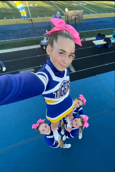 Cheer Pictures 3 People, Cheer Picture Poses Basketball, Cheer Photos To Recreate, Blonde Cheerleader High Schools, Cheerleading Astetic, Cheer Leading Hairstyles, Cheer Dessert Ideas, Cute Cheer Pictures With Friends, Cute Cheer Pics With Friends