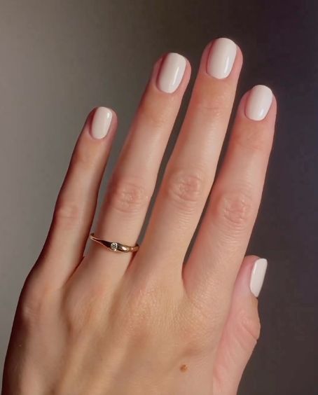 Simple Cream Nails, Ivory Nail Polish, Light Cream Nails, Solid Gel Nail Color Ideas Short, Cream Nails Short, Cream Short Nails, Cream Wedding Nails, Short Cream Nails, Nails Cream Color