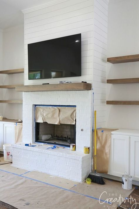 Casa Rock, Design Camino, Built In Around Fireplace, White Brick Fireplace, Oak Floating Shelves, Built In Shelves Living Room, Living Room Built Ins, Fireplace Shelves, Brick Fireplace Makeover