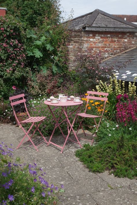 Garden Ideas Uk, Cottage Patio, Small Courtyard Gardens, Small Patio Garden, Small Courtyards, Garden Aesthetic, Flowers Wallpaper, Small Garden Design, Back Gardens