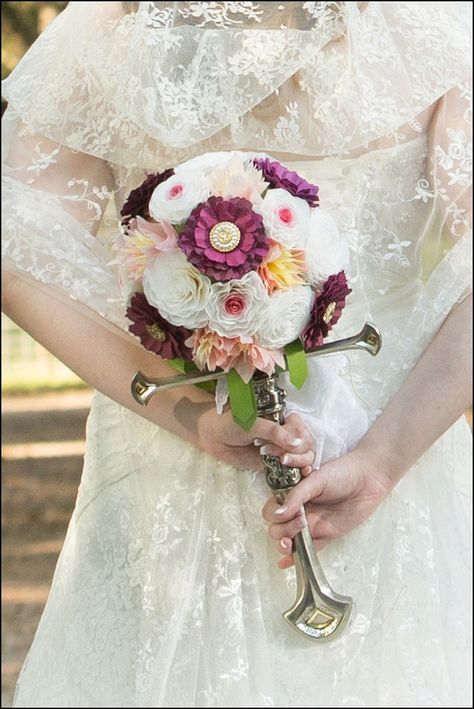 A Lord of the Rings meets Harry Potter wedding as seen on @offbeatbride #harrypotter #lotr #weddings Ffxiv Wedding, Dnd Wedding, Middle Earth Wedding, Fasting Ideas, Lord Of The Rings Wedding, Lotr Wedding, Wedding Fairytale, Pirate Wedding, Nerd Wedding