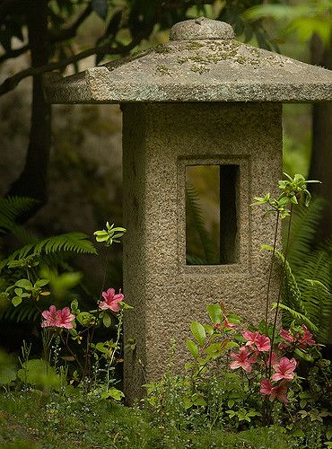 Diy Japanese Garden, Japanese Garden Lanterns, Japanese Garden Decor, Japanese Stone Lanterns, Japanese Style Garden, Small Japanese Garden, Japanese Garden Landscape, Pagoda Lanterns, Stone Lantern