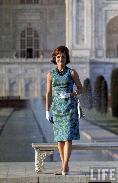 First Lady Jackie Kennedy standing on the grounds of the Taj Mahal during visit to India - Agra, India :: LIFE Magazine Jackie O Style, Jackie Onassis, Jackie O, Grace Kelly, Fashion Pattern, Classy Women, Mode Vintage, First Lady, Moda Fashion