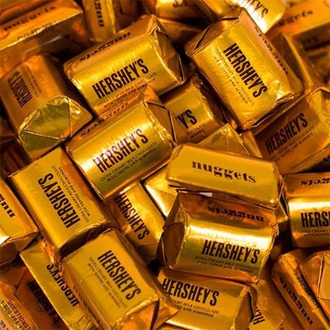 Amazon.com : Hershey's Gold Nuggets Extra Creamy Milk Chocolate Covered Toffee & Almonds Candy, Bulk Pack Of 2 Pounds : Grocery & Gourmet Food Hersheys Nuggets, Toffee Almonds, Gold Candy Buffet, Candy Aesthetic, Hershey Nugget, Online Candy Store, Candy Roses, Gold Candy, Hershey's Chocolate