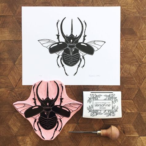 1,104 Likes, 14 Comments - Viktoria Åström (@viktoriaastrom) on Instagram: “The finished beetle carving. #viktoriaastrom #atlasbeetle #atlasbagge” Linoprint Ideas, Atlas Beetle, Linocut Illustration, Linoleum Print, Linocut Printmaking, Lino Art, Hand Carved Stamps, Stamp Carving, Linocut Art