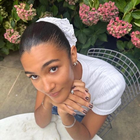 Thought we left scrunchies in the 1980s? This cult brand is proving you wrong...⁣ ⁣ In London these days, one in every three women you pass on the street has her hair pulled back, meticulously parted into a low bun, and held together by a scrunchie so big it could give an Elizabethan ruff a run for its money. The chief proprietor of these supersized scrunchies? Good Squish, a Hackney-based accessories brand that has won the hearts and hair of Londoners from Heathrow to Hainault and back again... Low Bun With Pieces Out, Scrunchie Hairstyles Black Women, Big Scrunchie Bun, Big Scrunchie Outfit, Jumbo Scrunchie Hairstyles, Large Scrunchie Hairstyles, Heart Bun Black Women, Good Squish Scrunchie, Huge Scrunchies