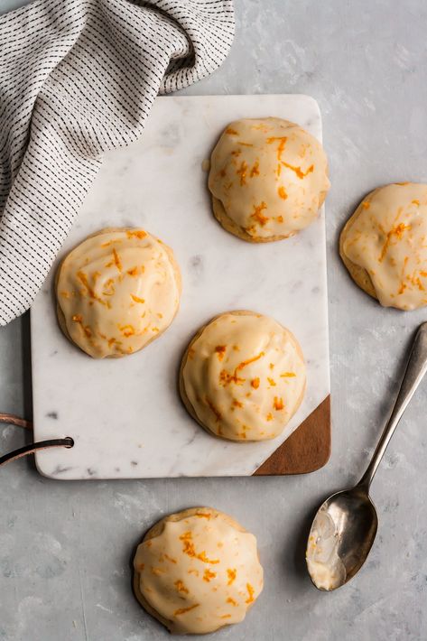 Delicious Italian iced orange cookies that melt in your mouth with every bite. They're perfectly sweet and have hints of fresh orange juice and zest in every bite. #cookies #orange #dessertrecipe Italian Orange Cookies, Summer Bakes, Office Treats, Orange Desert, Anzac Biscuits, Fresh Orange Juice, Orange Cookies, Cake Hacks, Dessert Aux Fruits