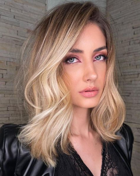 Triangle Haircut, Side Part Hairstyle, Side Part Haircut, Deep Side Part, Parting Hair, Chic Haircut, Side Part Hairstyles, Hair To One Side, Oval Face Hairstyles