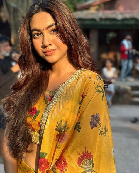 Hoorain Shaikh Reem Sameer Shaikh, Reem Shaikh, Reem Sameer, Bollywood Outfits, Photography Women, Girly Photography, Photography Poses, Desi, Follow Me