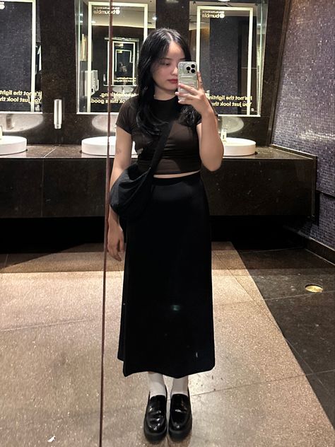 black skirt Black Medium Skirt Outfit, Long Black Skirt Outfit Spring, Outfit Rok Hitam, Loafers With Skirt, Plain Skirt Outfit, Midi Skirt Outfit Casual, Long Black Skirt Outfit, Outfit Hitam, Skirt Outfit Casual