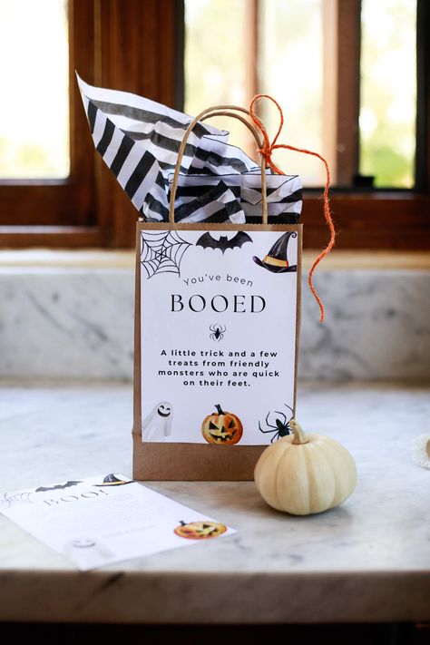 Create the cutest You've Been Booed bags with this free printable. Plus get lots of You've been Booed ideas! Boo Basket Ideas Neighbor, Halloween You've Been Booed Ideas, Halloween Booed Gift Ideas, Neighbor Boo Basket, Youve Been Booed Basket, Neighborhood Boo Basket Ideas, Teacher You’ve Been Booed, Fall Package Ideas, Boo Bags For Coworkers