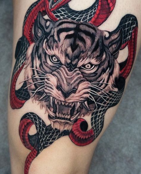 Red Snake Tattoo, Tiger Snake, Back Tats, Arte Ninja, Red Snake, Back Tattoos For Guys, Red Tattoos, Piercing Studio, Tiger Tattoo