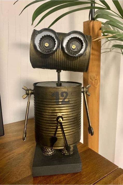 Recycled Robot, Soda Can Crafts, Recycled Tin Cans, Tin Can Art, Aluminum Can Crafts, Garden Art Ideas, Recycled Art Projects, Recycled Tin, Tin Can Crafts