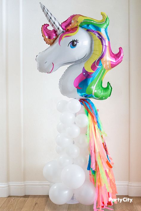 It's easy to assemble this Unicorn themed balloon centerpiece with white latex balloons, colored streamers and a large Unicorn foil balloon.  No helium needed! Unicorn Balloon Column, Unicorn Birthday Balloons, Unicorn Balloon Ideas, Unicorn Party Balloons, Balloon Unicorn, Unicorn Balloons, Unicorn Birthday Decorations, Balloon Centerpiece, Balloons Ideas