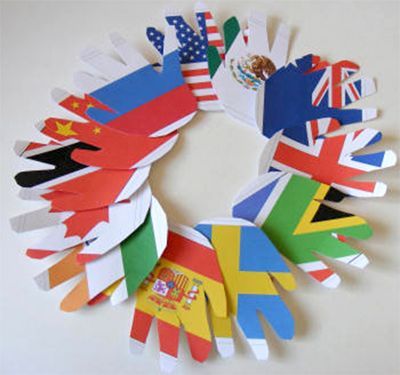 Printable Flag Handprint Wreath - great activity to gear up for the Summer Olympics in London Multicultural Night, Daisy Ideas, Gs Swaps, Olympic Idea, Olympic Crafts, Brownie Ideas, Olympics Activities, Daisy Troop, Olympic Theme