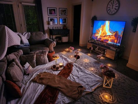 Movie Night Diy At Home, Romantic Movie Date At Home, Movie Night On The Floor, Movie Date Ideas Home, Cozy Movie Night Living Room, Movie At Home Date Night, Cozy Movie Night Aesthetic Friends, Living Room Movie Night Ideas Romantic, Valentines Movie Night Romantic