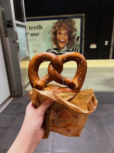 Auntie Annes Pretzels Aesthetic, Pretzel Aesthetic, Soft Pretzel Aesthetic, Pub Style Pretzels, German Culture Aesthetic Food, Berlin Pretzel, Giant Pretzel, Yogurt Pretzels, German Bakery