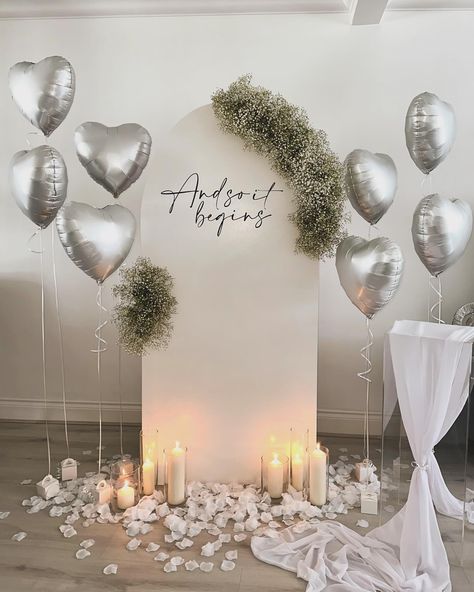 Elegant Engagement Decorations, White Backdrop Engagement, Engagement Balloon Backdrop, Engagement Shower Decorations, Engagement Inspiration Decoration, At Home Engagement Party Decor, Engaged Party Decoration, Engagement Dinner Decorations, Winter Engagement Party Ideas