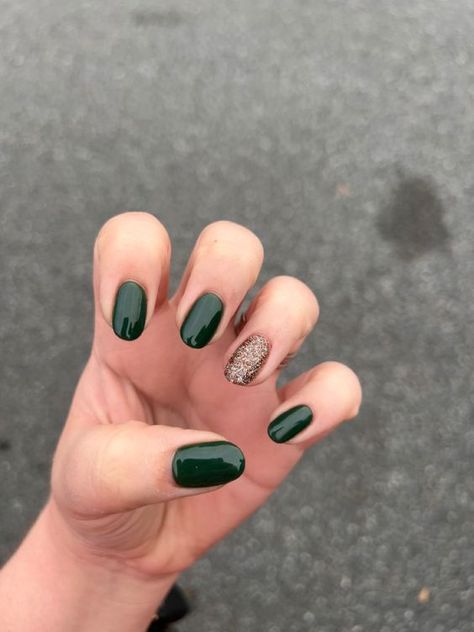 Green Nail Dip Powder, Green Dip Nails Ideas, Forest Green Dip Nails, Fall Green Nails 2023, Dark Green Dip Powder Nails, Green And Gold Dip Nails, Emerald Green Dip Nails, March Sns Nails, Green Sns Nails Designs