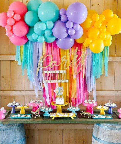 Colorful Birthday Backdrop, Fringe Garland With Balloons, Tassel Photo Backdrop, Colour Theme Party Ideas, Diy Fringe Garland, Diy Fringe Backdrop, Fringe Curtain Backdrop, Diy Streamers, Diy Fringe