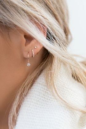 pinterest: camilleelyse ♡ Ušný Piercing, Minimalist Ear Piercings, Cool Ear Piercings, Pretty Ear Piercings, Cute Ear Piercings, Cute Piercings, Emerald Earrings Studs, Hammered Hoop Earrings, Ear Piercing