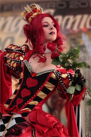 Beautiful Queen of Hearts Cosplays Eye Makeup Red Dress, Queen Of Hearts Halloween Costume, Queen Of Hearts Halloween, Fantasy Queen, Alice Costume, Lizzie Hearts, Heart Costume, Queen Of Hearts Costume, Alice In Wonderland Costume