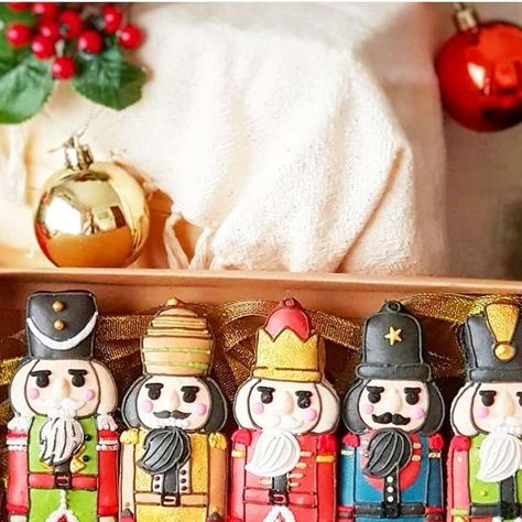 ＭＡＣＡＲＯＮＳＬＡＤＹ on Instagram: "#NutCracker macarons by : @sweettoothmacs @baked.by.joyce @dreamysweetsbyblondee @petite.paire @veronika.gowan #Macarons #macaronslady #macaronstagram #frenchmacarons #foodblogfeed #instafood #desserttable #pastryporn #Eatguide #instapastry #sweetcuisines #sweettooth #sweettoothforever #dessert #dessertlover #feastagram #topfoodnews #appetitejournal #foodphoto #dessertporn #foodblogfeed #foodstyling #foodstylist #foodphotography #nutcrackers #christmastime #christmasvibes #christmasmood" Nutcracker Macarons, Macarons Christmas, Christmas Macarons, French Macarons, Dessert Lover, The Nutcracker, December 4, Christmas Mood, Christmas Baking