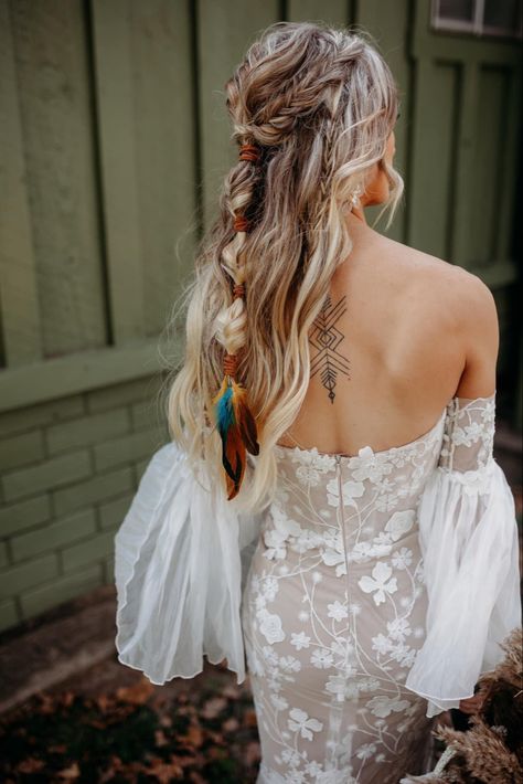 Wedding Rustic Hairstyles, Wiccan Wedding Hairstyles, Boho Style Hair Wedding, Feathers In Hair Wedding, Western Wedding Hairstyles For Long Hair, Boho Wedding Hair Feathers, Native American Wedding Hairstyles, Western Hairstyles For Wedding, Boho Wedding Veil Bohemian Bride