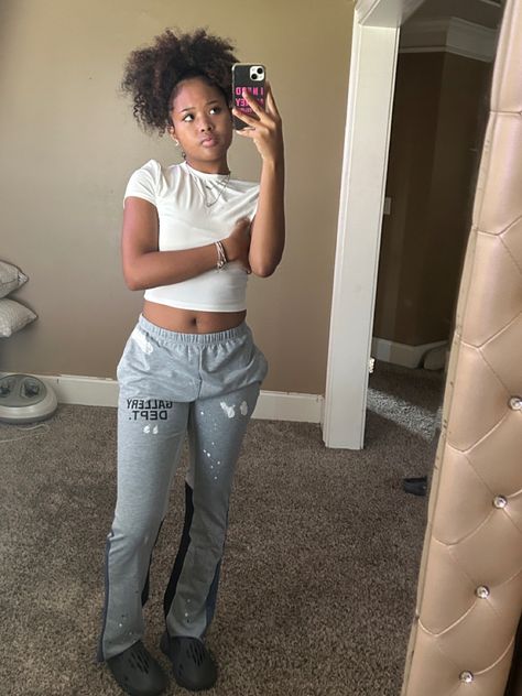 Sweat Pants Outfit Black Women, Chill Fits For School, Back To School Outfits Black Women, Back2school Outfits, Chill School Outfits, School Outfit Black Women, Yeezy Outfit Women, Runners Outfit, Yeezy Foam Runner