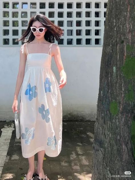 Summer Lovin' with Chic Floral Dresses: It's Still a Vibe in 2024! Korean Outfit Inspo Summer, Floral Dress Outfits, Simple Frocks, Fashionable Saree Blouse Designs, Fashion Illustration Dresses, Designer Dresses Casual, Fashionista Clothes, Stylish Dress Book, Fashion Attire