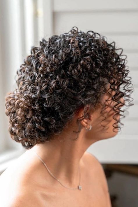 Looking for the perfect naturally curly wedding hairstyle for wavy and curly hair? Whether you’re looking for curly bride hairstyles that are down, half up half down, updo, we have the perfect bride hairstyles for curly hair. From long, short, cute, or simple curly bride hairstyles for black women, we have the perfect curly and wavy wedding hairstyle ideas. Bridgerton Hairstyles For Black Women, Black Curly Wedding Hair, Type 4 Wedding Hairstyles, 3b Updo Hairstyles, Pin Back Curly Hair, Naturally Curly Bridal Hair Updo, Bridesmaid Curly Hairstyles, Natural Curly Hair Updo Wedding, Natural Curly Updo Hairstyles