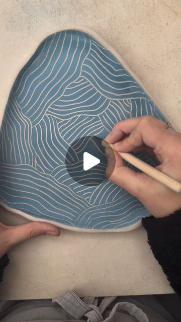 Ceramics Videos on Instagram: "Ceramic sgraffito plate by @rodzceramica" Scraffitto Ceramics, Sgraffito Plate Designs Easy, Scrafito Pottery, Scraffito Designs Simple, Sgraffito On Plates, Clay Underglaze, Sgraffito With Underglaze, Sgraffito Plate, Ceramic Jugs Pottery