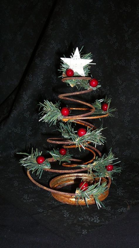 Primitive Christmas, Bed Spring Crafts, Vintage Christmas Tree Decorations, Vintage Christmas Crafts, Deco Table Noel, Prim Christmas, Tree Ideas, Vintage Christmas Tree, Decorations Christmas