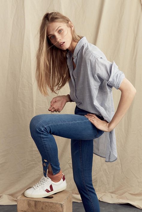 Madewell Side-Button Popover Shirt in Stripe and Veja Esplar Low Sneakers Anna Selezneva, Veja Esplar, Office Girl, Veja Sneakers, Popover Shirt, Cute Spring Outfits, Madewell Jeans, Trend Forecasting, Sneakers Outfit