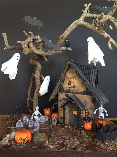 Mini Halloween House Diy, Haunted House Diorama, Mini Halloween Village, Mini Haunted House, Halloween Witch House, Halloween Vegas, Halloween Haunted House Diy, Diy Halloween Village, Festa Rock Roll