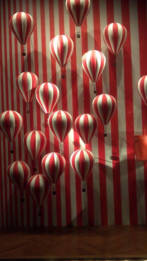 Window display Dark Circus, Decoration Vitrine, Circus Art, Store Windows, Circus Theme, Circus Party, Vintage Circus, Hot Air Balloons, Shop Window Displays