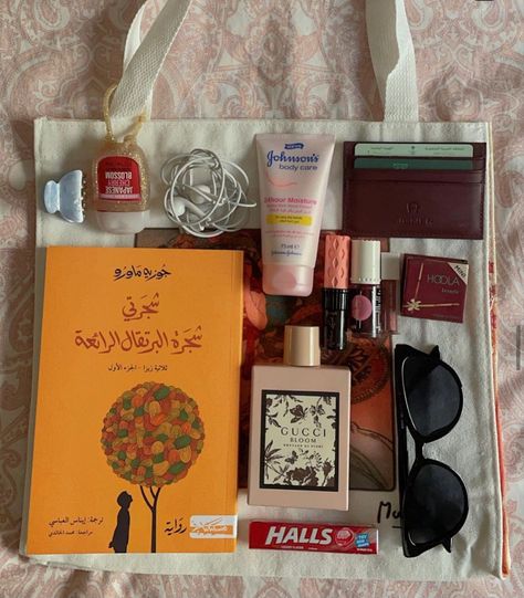 Tote Bag Inspiration, Bag Contents, Everyday Bag Essentials, Uni Bag, What's In My Purse, Inside My Bag, Bag Inspiration, Purse Essentials, Summer Tote Bags