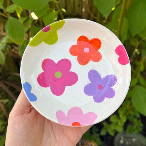 Rainbow Daisy Flowers Trinket Dish, Hand Painted Ceramic Jewelery Dish, Catch All Retro Flower Power Art, White Ceramic Ring Bowl, Desk Tray #floral #earrings #ceramic #70sartprint #clayringdish #customringdish #clayjewelrydish #catchalldish #smalljewelrydish Daisy Trinket Dish, Clay Plate Painting Ideas Aesthetic, Painting Trinket Dishes, Pottery Painting Ideas Plates Floral, Pottery Bowl Painting Ideas Flower, Flower Pottery Bowl, Hand Painted Trays Ideas, Bowl Art Painting, Pottery Painting Flowers Easy