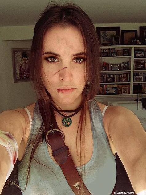 Lara Croft (Tomb Raider) cosplay Laura Croft Makeup, Lara Croft Makeup Halloween, Lara Croft Costume Makeup, Lata Croft Costume, Lara Croft Hair, Lara Croft Makeup, Zombie Hunter Costume, Injury Makeup, Hunter Costume