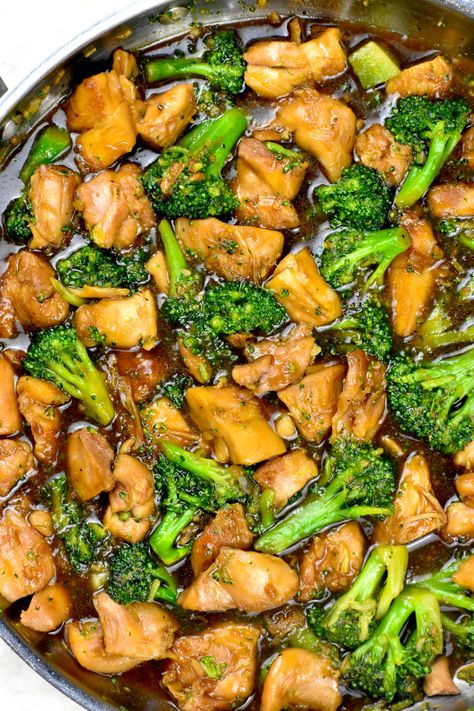 This Chicken and Broccoli Stir Fry is a super quick and easy dinner that's full of flavor and nutrition. Chicken And Broccoli Stir Fry, Carrot Recipes Side Dishes, Chicken Broccoli Stir Fry, Stir Fry Chicken, Broccoli And Rice, Stainless Steel Skillet, Plate Recipes, Chinese Stir Fry, Sausage Dishes