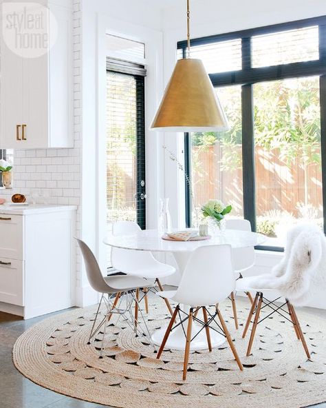 Love this table setting found on styleathome.com! The rug underneath ties the whole area together! Room Decorations, Century Decor, Dining Room Inspiration, Chaise Design, A Rug, Modern Dining Chairs, Home Design Decor, Modern Dining Room, Dining Room Design