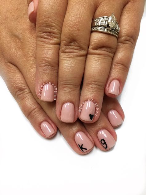 Monogram letter nails. Nude and black. #PreciousPhan Letter D Nails, Letter B On Nails, Boyfriends Initials On Nails, Letter On Nails Initials, Short Nails With Initial, Letters On Nails, Initials On Nails, Nails With His Initials, Letter Nails