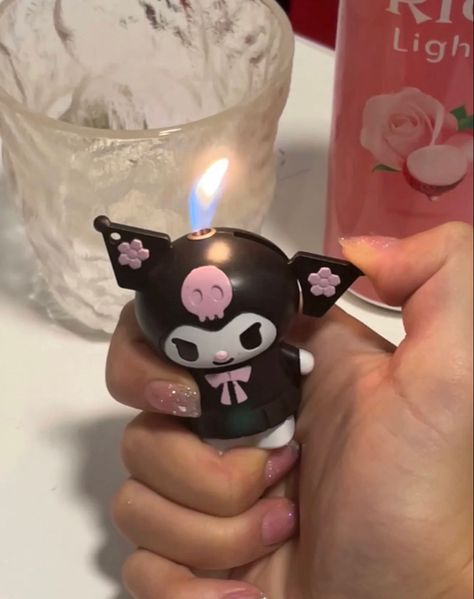 Cute Kuromi, Hello Kitty Gifts, Cool Lighters, Unique Keychains, Wallpaper Ipad, Puff And Pass, Hello Kitty Items, Kawaii Aesthetic, Creative Lighting