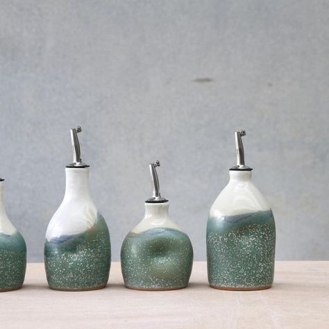 Pottery Oil Bottle, Ceramic Olive Oil Bottle, Ceramic Oil Bottle, Olive Oil Container, Ideas Ceramica, Oil Pourer, Garlic Grater, Oil Container, Glaze Combinations