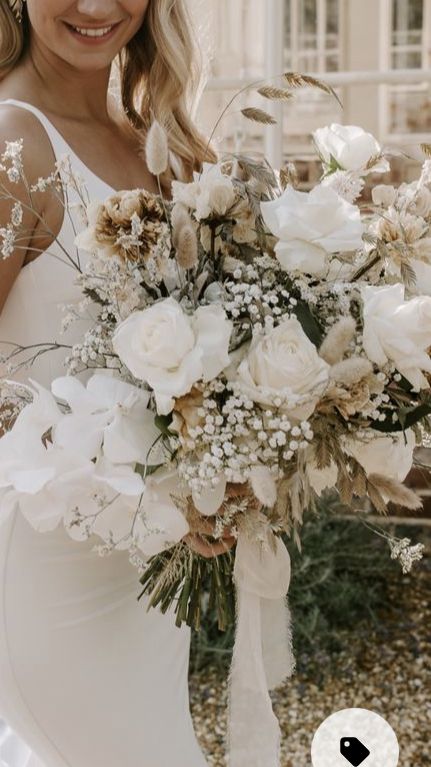 Wedding Bouquet Champagne, Champagne Wedding Flowers, Micro Wedding Ideas, Brides Flowers Bouquet, Taupe Wedding, Neutral Wedding Flowers, Tan Wedding, Boho Wedding Bouquet, Beach Wedding Flowers