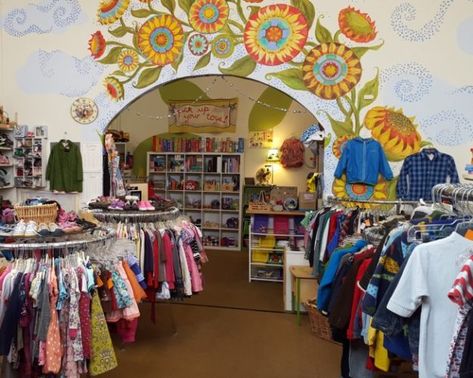 Consignment Store Displays, Baby Store Display, Kids Consignment, Shop Name Ideas, Thrift Store Shopping, Childrens Shop, Kids Clothes Sale, Boutique Display, Resale Store