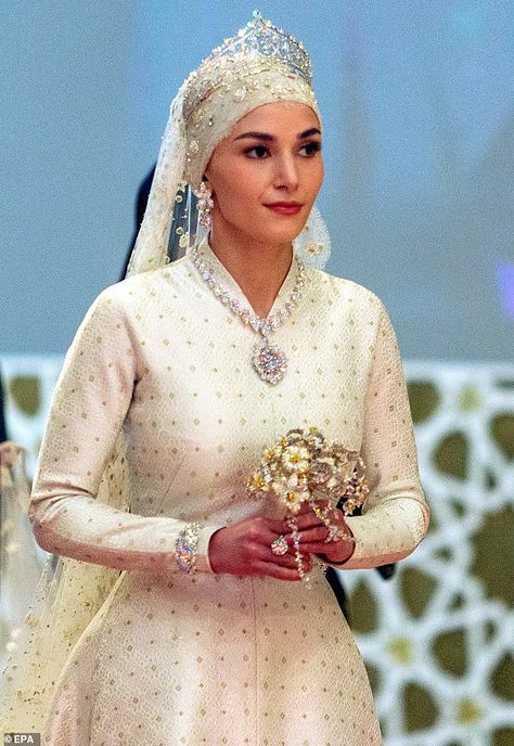 The bridge wore a stunning long white dress and jewels for her wedding to the prince Prince Mateen Of Brunei, Anisha Isa Kalebic, Prince Abdul Mateen, Prince Mateen, Abdul Mateen, Wedding Procession, Royal Jewellery, Expensive Diamond, Princess Tiara