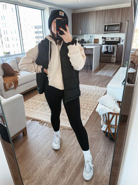 Outfit With Vest Aesthetic, Cute Outfits With A Puffer Vest, Cute Fall Outfits With Vest, Puffer Vest Outfits For Women Streetwear, Cute Vest Outfits Fall, Puffer Vest Aesthetic Outfit, Cute Outfits With A Black Vest, Fall Outfits With Vests Casual, Outfits To Wear With Vests