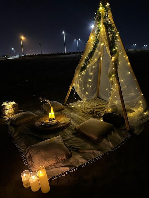 Fort Birthday Party Ideas, Candle Light Dinner Ideas, Romantic Home Dates, Beach Dinner Parties, Romantic Dinner Decoration, Picnic Party Decorations, Outdoor Date, Birthday Decorations At Home, Outdoor Lighting Design